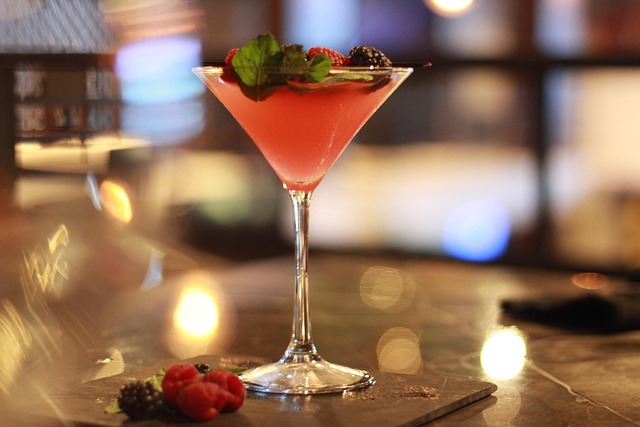 Kreative cocktails: Sådan skaber du din egen gin-baserede drik der hjemme